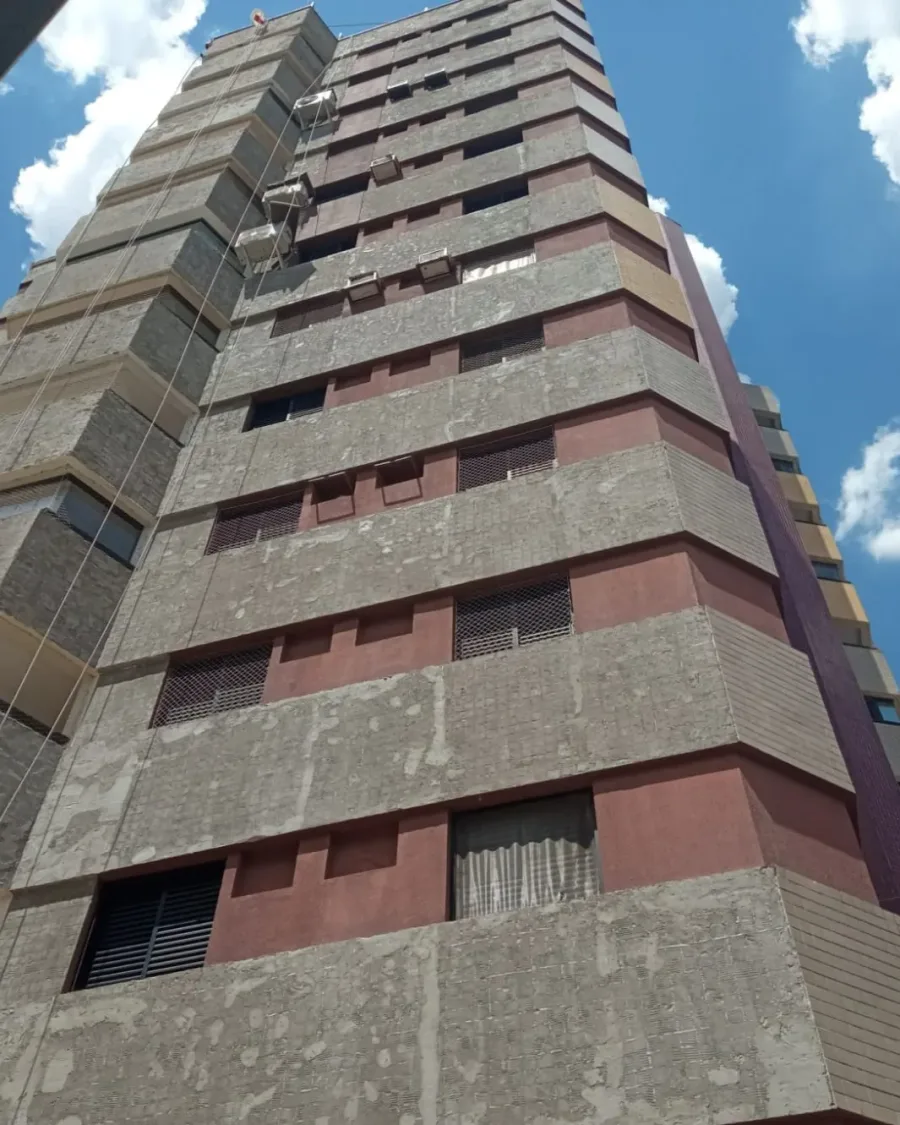 Antes da intervenção: fachada do Condomínio Riviera com desgaste aparente