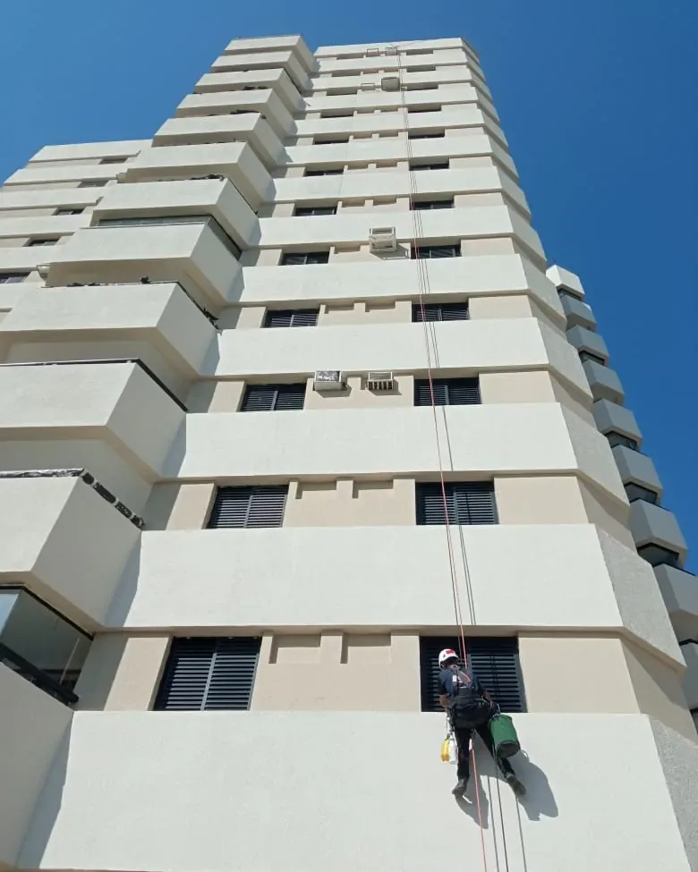 Depois da intervenção: fachada do Condomínio Riviera restaurada e pintada