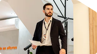 Engenheiro do Grupo Latitud apresentando um projeto durante encontro técnico