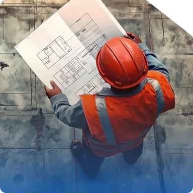 Técnicos da Latitud em balancim inspecionando a fachada de um edifício residencial