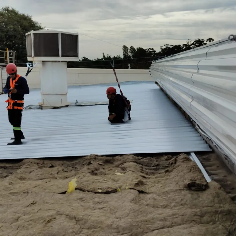 Retrofit de cobertura industrial com substituição de telhas