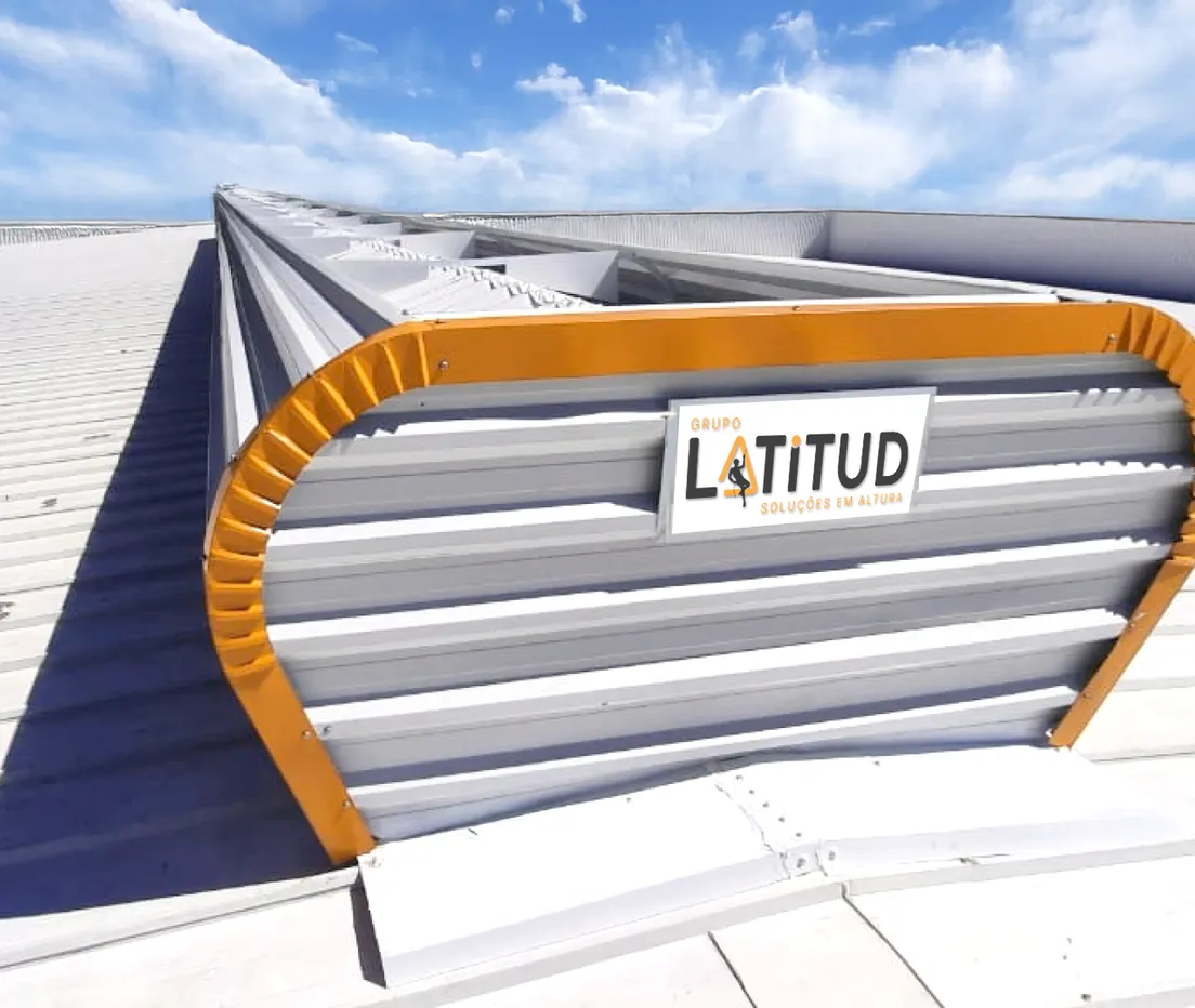 Lanternim industrial substituído em retrofit de cobertura pelo Grupo Latitud